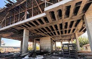 İnşaattaki strafor köpükler yandı, gökyüzünü...