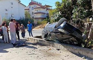 İstinat duvarına çarptı, bahçeye uçup ters döndü