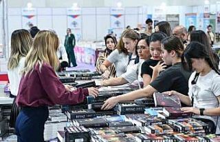 İZKİTAP hafta sonu on binleri ağırladı