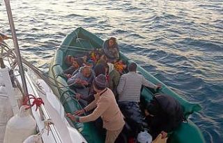 İzmir açıklarında 40 düzensiz göçmen yakalandı,...