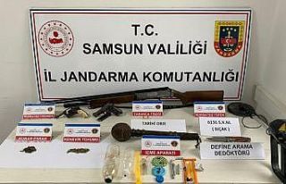Jandarma şüpheli araçta silah ve uyuşturucu ele...