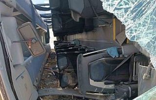 Japon turistleri taşıyan yolcu otobüsünün devrildiği...