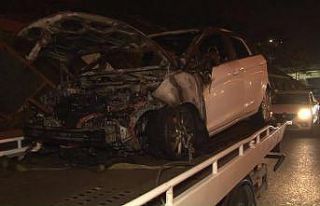 Kadıköy’de seyir halindeki otomobil alev alev...