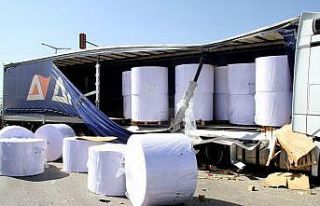 Kağıt bobini otomobilin üzerine düştü