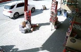 Kaldırımda oturan çocuğun ayağını ezdi
