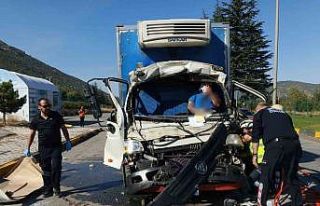 Kamyonet çekiciye bağlı olan yarı römorka çarptı:...