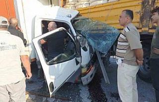 Kamyonet tıra ok gibi saplandı sürücü ağır...