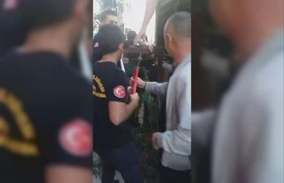 Kapının üzerinden atlamak isteyen çocuğun koluna...