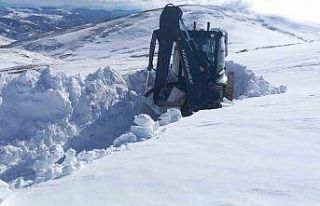 Kar yağınca yaylada mahsur kalan vatandaşlar kurtarıldı