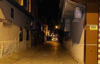 Karısını ve kayınbabasını vurdu, silahla motosiklet...