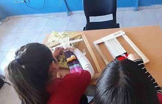 Kars’ta öğrencilere kilim dokuyor