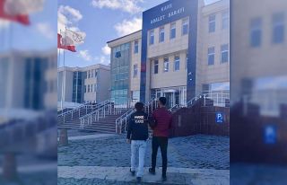 Kars’ta otomobil tavanına saklanan uyuşturucu...