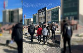 Kars’ta yakalanan göçmenlerin üzerinden sahte...