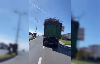 Kasasından dışarı taşan demirle seyreden kamyon...