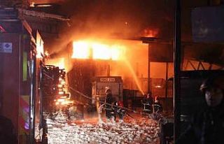 Kauçuk fabrikasında başlayan yangın beraberinde...