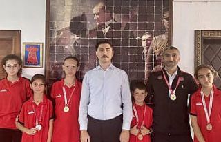 Kaymakam Kahraman dereceye giren sporcuları makamında...