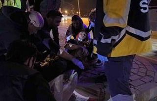 Kazada yaralanan oğlunu gören anne gözyaşı döktü