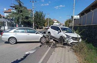 Keşan’da iki otomobilin çarpıştığı kazada...