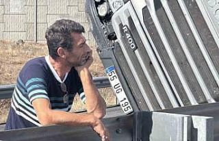 Keskin virajı alamayarak tırı devrildi, sürücünün...