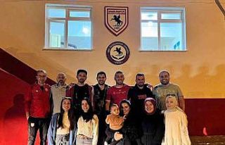 Kırsal mahalle okulu kırmızı-beyaza boyandı