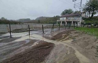 Komşu köye geçiş için arazisini kullandılar,...