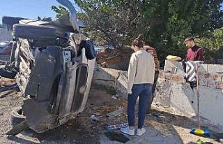 Kontrolden çıkan araç yan yattı