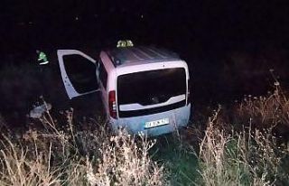 Kontrolden çıkan hafif ticari araç şarampole uçtu,...