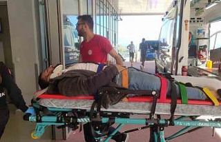 Kontrolden çıkan motosiklet yol kenarına savruldu