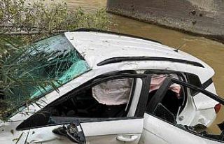 Kontrolden çıkan otomobil Çatak Çayı’na uçtu:...
