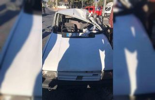 Kontrolden çıkan otomobil elektrik direğine çarptı:...