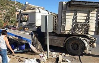 Kontrolden çıkan tır önce kaldırıma ardından...