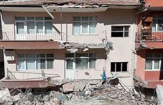 Kontrollü bina yıkımında facianın eşiğinden...