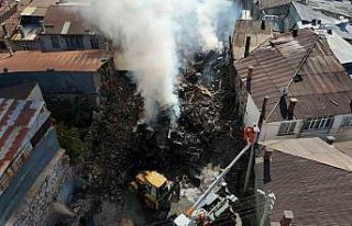 Konya’da 3 evin tamamen yandığı mahallede enkaz...