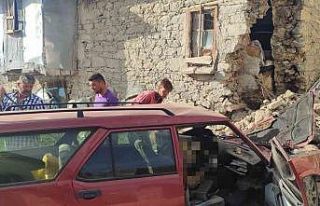 Konya’da duvara çarpan otomobilin sürücüsü...