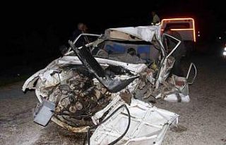 Konya’da otomobille çarpışan traktör ikiye bölündü:...