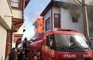 Konya’da tarihi evlerin bulunduğu sokaktaki yangın...