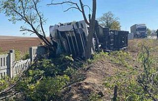 Konya’da tır şarampole devrildi, sürücü yaralandı
