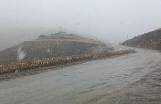 Kop Geçidi’nde mevsimin ilk kar yağışı başladı