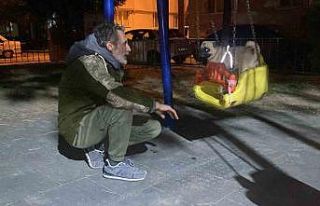 Köpeğini bir bebek gibi salıncakta salladı