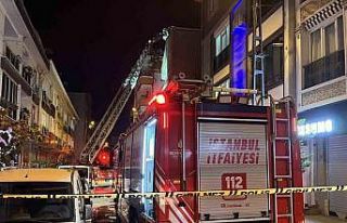 Küçükçekmece’de çatıda mangal keyfi yangınla...