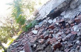 Küçükçekmece’de üzerine şömine devrilen çocuk...