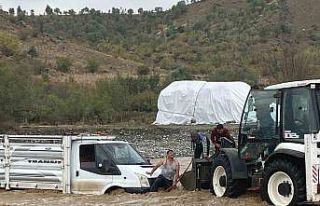 Kulp’ta aşırı yağış sonucu mahsur kalan şoför...
