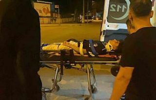 Kural ihlali yapan elektrikli bisiklete otomobil çarptı:...