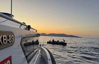 Kuşadası açıklarında 17 düzensiz göçmen kurtarıldı