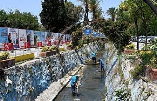 Kuşadası Belediyesi kent merkezinden geçen derenin...