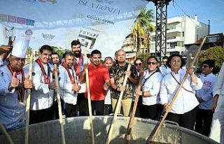 Kuşadası Sokak Festivali 5 bin kişilik keşkek...