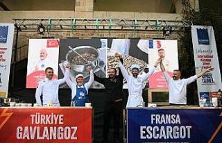 Kuşadası Sokak Festivali’nde ’salyangoz düellosu’nun...