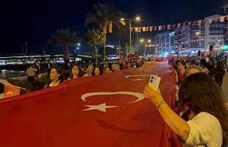 Kuşadası’nda dev Türk bayrağıyla ’Cumhuriyet’...