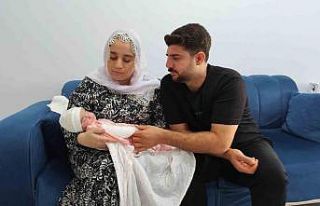 Kuvöze alınan bebeğin kolu yandı