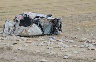 Lastiği patlayan minibüs şarampole devrildi: 2...